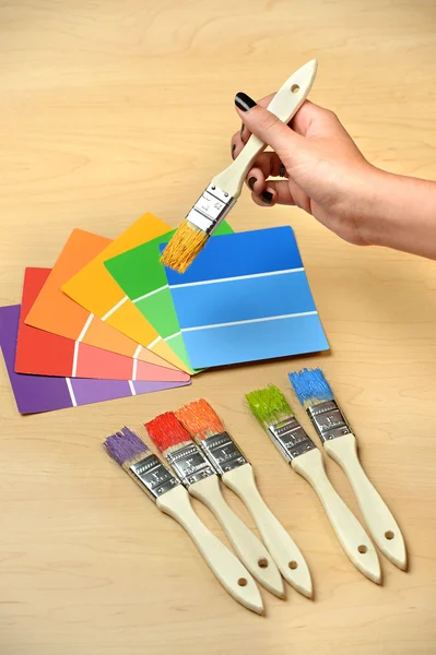 Paintrushes ve fırça tutan el ile renk örnekleri — Stok fotoğraf