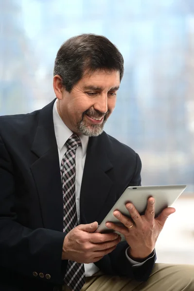 Homem de negócios hispânico usando Elecroni Tablet — Fotografia de Stock