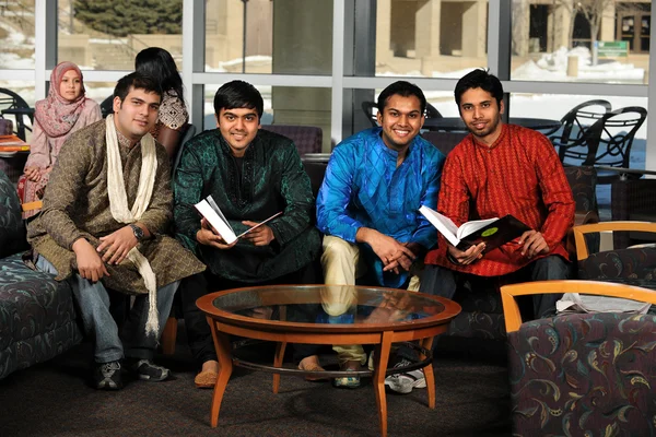 Estudantes Indianos em Traje Tradicional — Fotografia de Stock