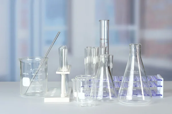 Vidrio de laboratorio en la mesa — Foto de Stock