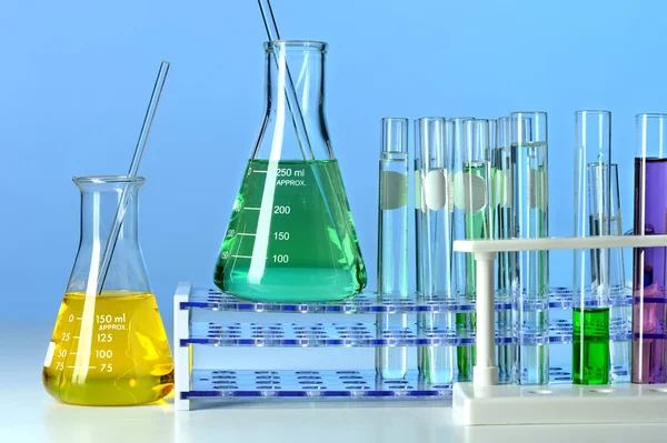 Laboratorieartiklar av glas över blå bakgrund — Stockfoto