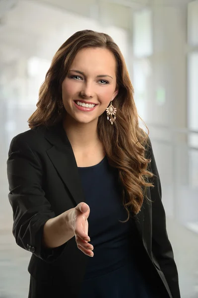 Jungunternehmerin reicht Handschlag — Stockfoto