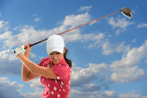 Jogadora de golfe feminino Balançando Driver — Fotografia de Stock