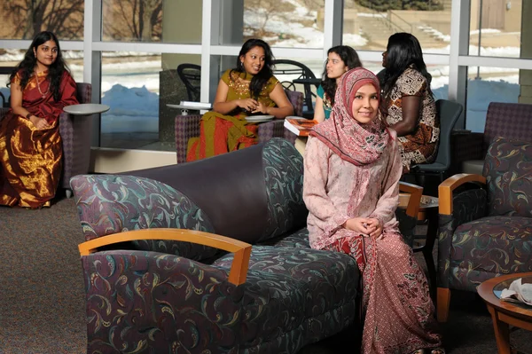 Grupo étnico de estudantes do sexo feminino — Fotografia de Stock