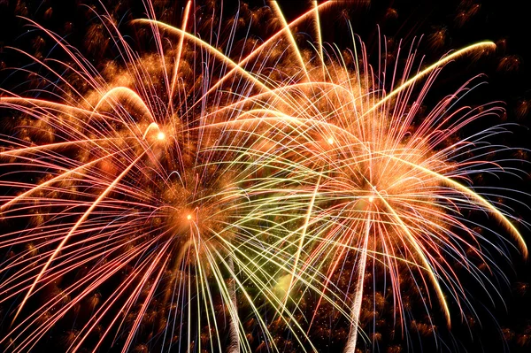 Fuochi d'artificio esplodono di notte — Foto Stock