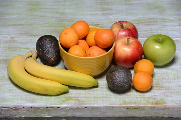 Csendélet gyümölcsökkel és avokádó — Stock Fotó