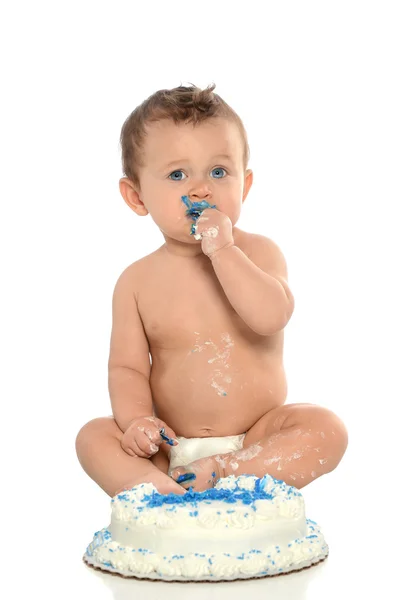 Bebé en pañal comiendo pastel de cumpleaños — Foto de Stock