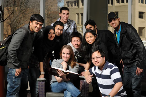Skupina různorodých studentů — Stock fotografie