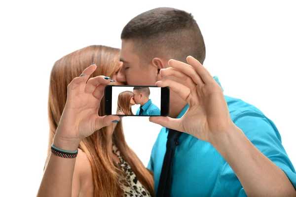 Casal tirando foto enquanto beija — Fotografia de Stock