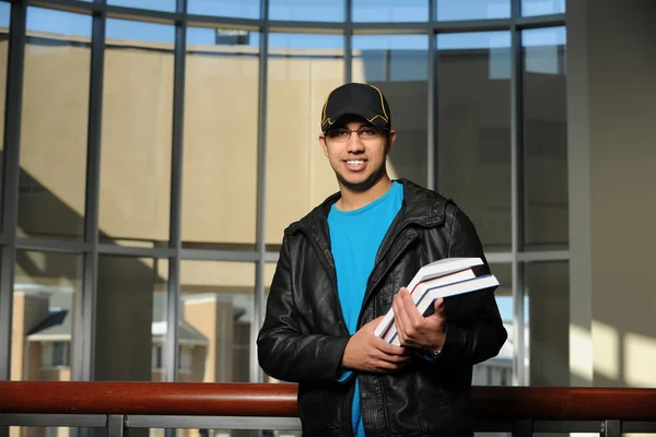 Retrato de estudante étnico dentro do campus universitário — Fotografia de Stock