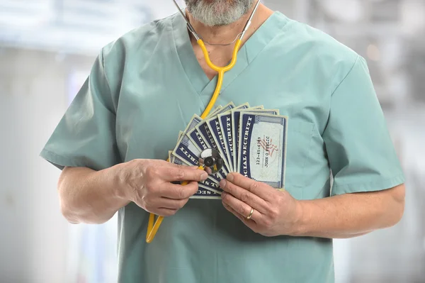 Doktor s stetoskop na obecný sociálního zabezpečení karty — Stock fotografie