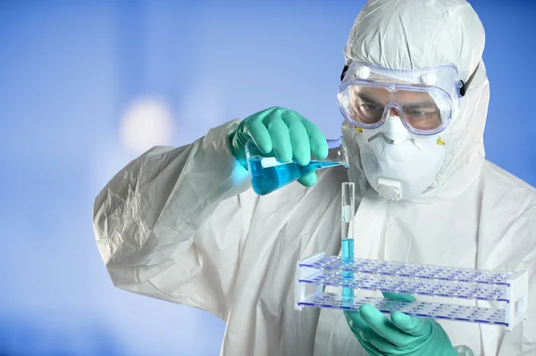 Scientifique en tenue de protection en laboratoire — Photo