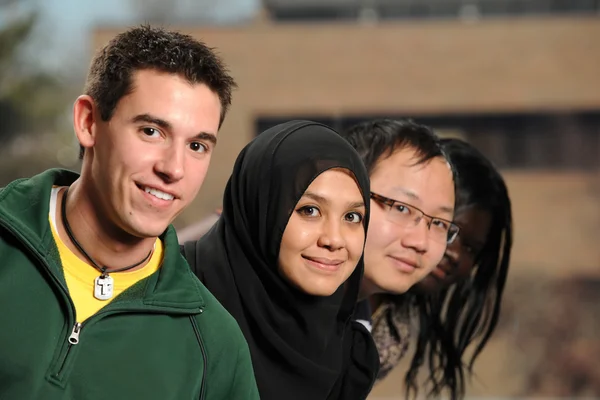 Grupp av olika etniska studenter — Stockfoto