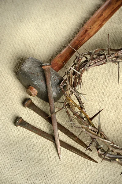 Coroa de espinhos, unhas e martelo — Fotografia de Stock