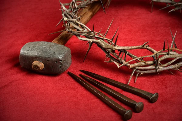 Dornenkrone Nägel und Hammer auf rotem Tuch — Stockfoto