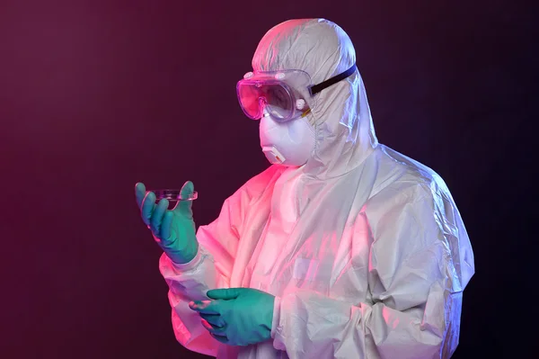 Bilim adamı bu durumda Petri kabına tutan Hazmat uygun — Stok fotoğraf