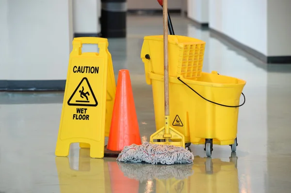 Signo de piso húmedo con fregona — Foto de Stock