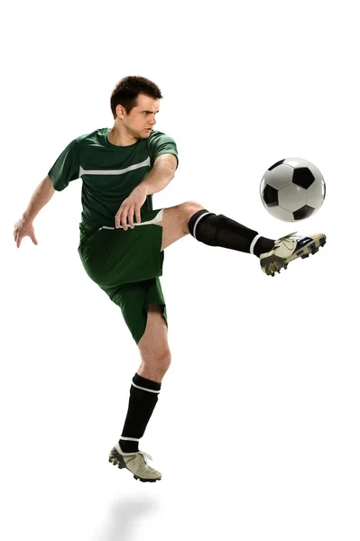 Jogador de futebol chutando bola — Fotografia de Stock
