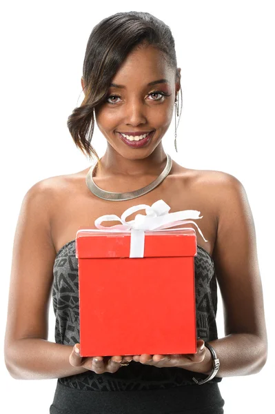 Giovane donna in possesso di un arco regalo con nastro — Foto Stock