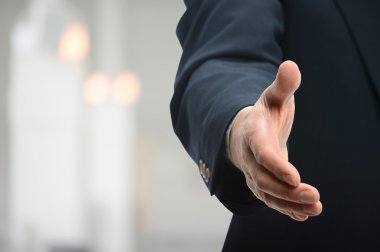 İş adamı el sıkışma teklif ediyor
