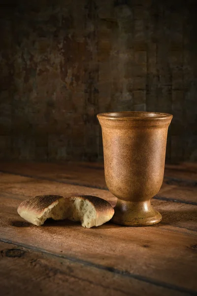Wijn Cup en brood op tafel — Stockfoto