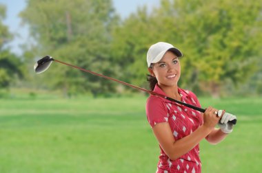 Güzel genç kadın oynarken Golf