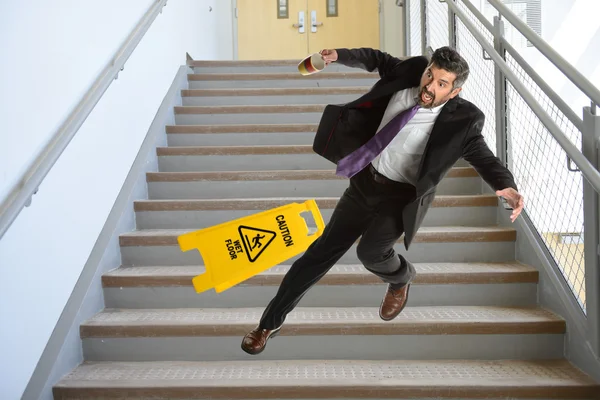 Испанский бизнесмен падает с лестницы — стоковое фото