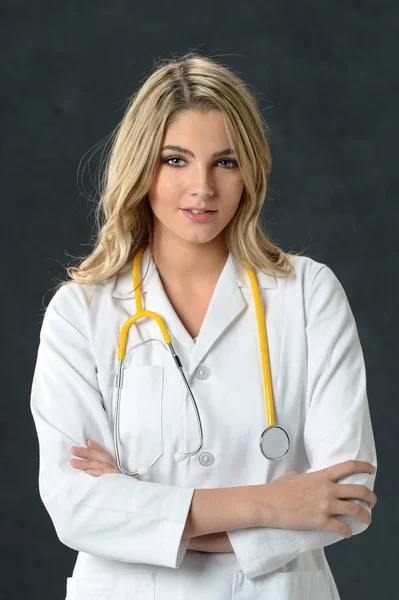Jovem Enfermeira ou Médica — Fotografia de Stock