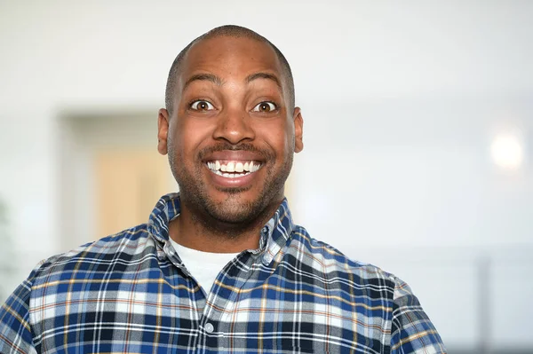 Joven hombre afroamericano sonriendo —  Fotos de Stock