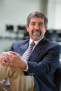 Office içinde İspanyol işadamı