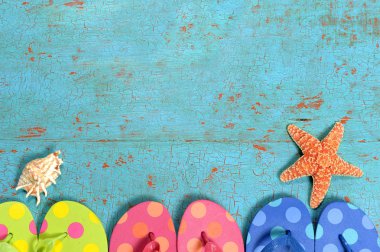 Yaz konsepti ile parmak arası terlik Grunge tablo üzerinde