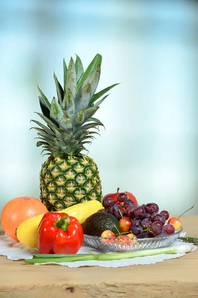 Gyümölcsök és zöldségek, a fából készült asztal — Stock Fotó
