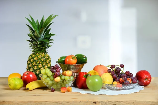 Választék a gyümölcsök és zöldségek a táblázat — Stock Fotó