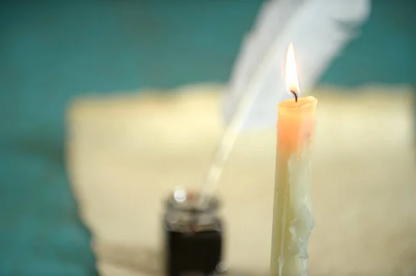 蜡烛燃烧用纸在背景中 — 图库照片