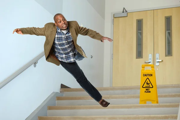 Empresário a cair nas escadas — Fotografia de Stock
