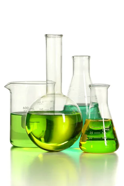 Louça de vidro boratório com líquido verde — Fotografia de Stock