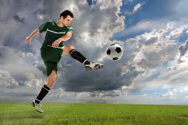 Παίκτης κλωτσάει μπάλα ποδοσφαίρου σε εξωτερικούς χώρους — Φωτογραφία Αρχείου