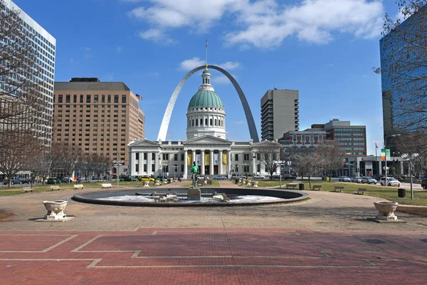 Downtown Saint Louis com Tribunal Velho e Arco — Fotografia de Stock