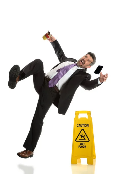 Empresário sênior caindo no chão molhado — Fotografia de Stock