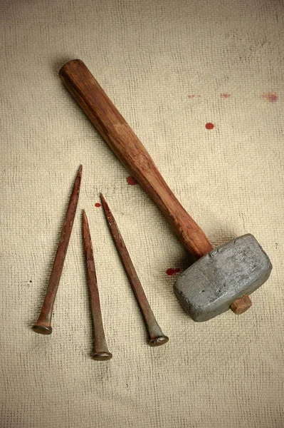 Nägel und Hammer mit Bluttröpfchen — Stockfoto