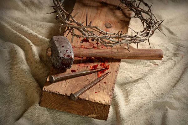 Crown of Thorns and Nails on Cross — Stock Photo, Image