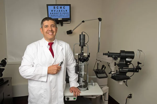 Médico de olho hispânico na sala de exame — Fotografia de Stock