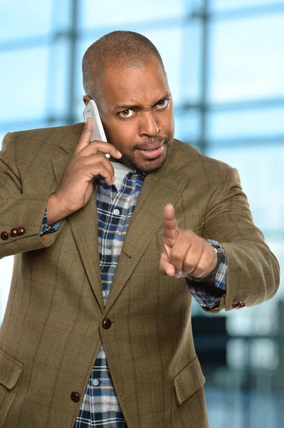 Afro-americano homem usando celular — Fotografia de Stock