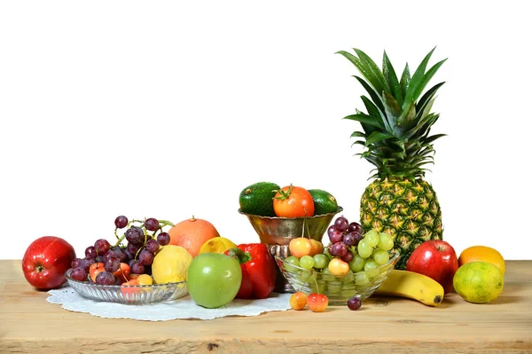 Ассортимент фруктов и овощей на столе — стоковое фото