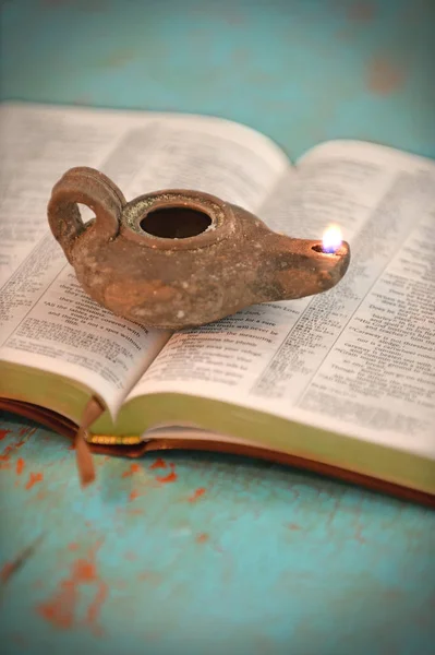 오픈 성경 및 빈티지 램프 스톡 사진