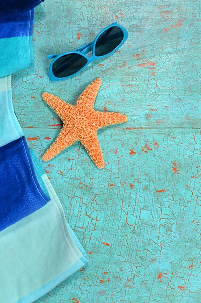 Plaj havlusu Starfish ve güneş gözlüğü yaz arka plan Telifsiz Stok Fotoğraflar