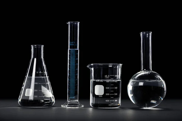 Vidrio de laboratorio sobre fondo oscuro — Foto de Stock