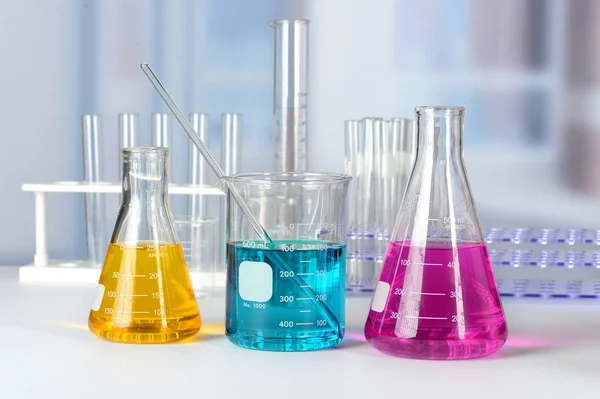 Vetreria da laboratorio con soluzioni colorate — Foto Stock