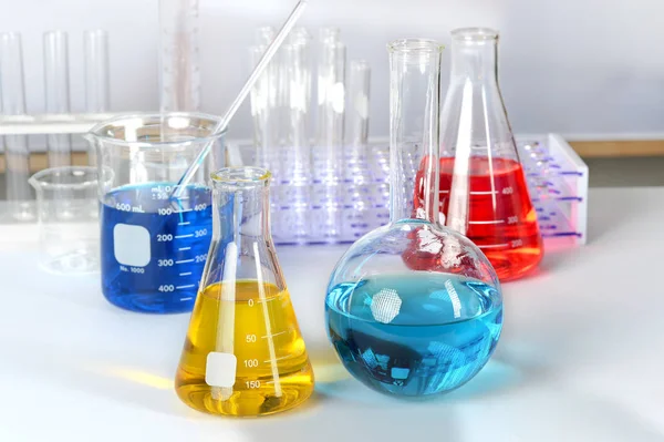 Cristalería de laboratorio con soluciones de color — Foto de Stock