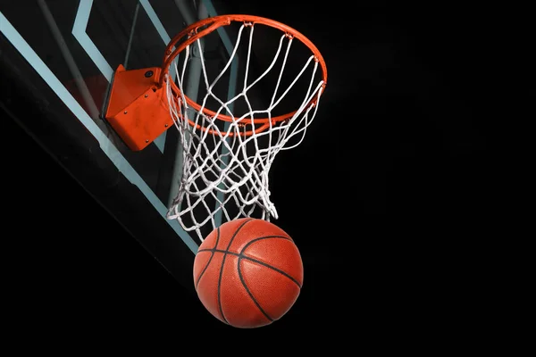 Basketaball gaan Thorugh hoepel — Stockfoto